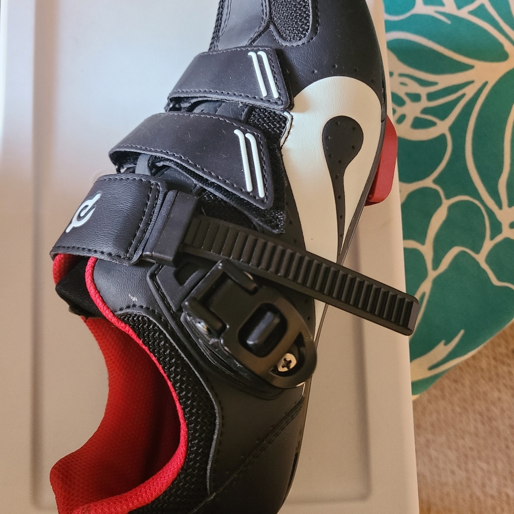 Peloton Unisex Cycling Shoes Size 40 (Men's 7 Women's 9 ) with cleats